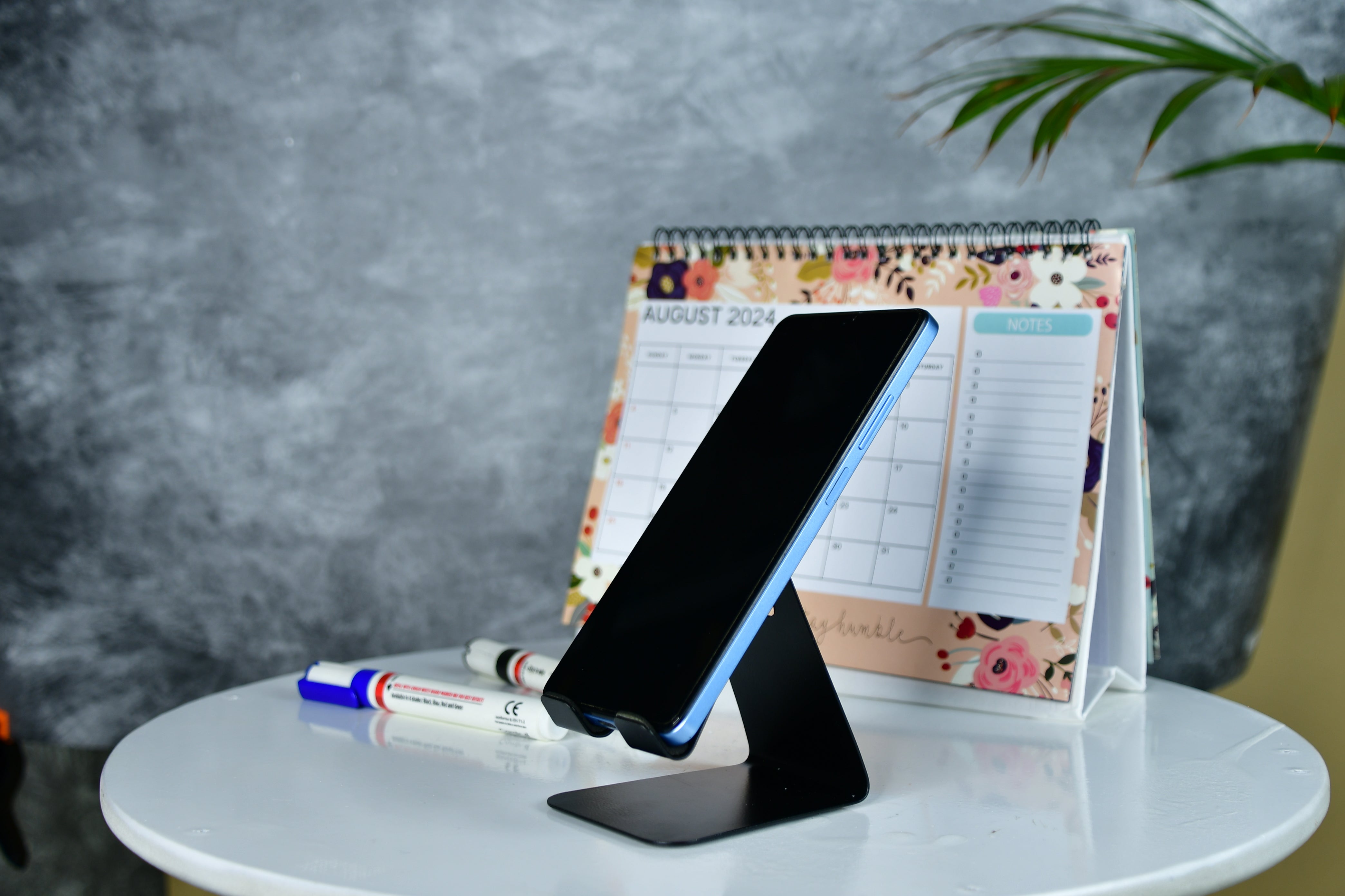 Sowpeace - Trendy Black Metal Phone Holder - Perfect Gift