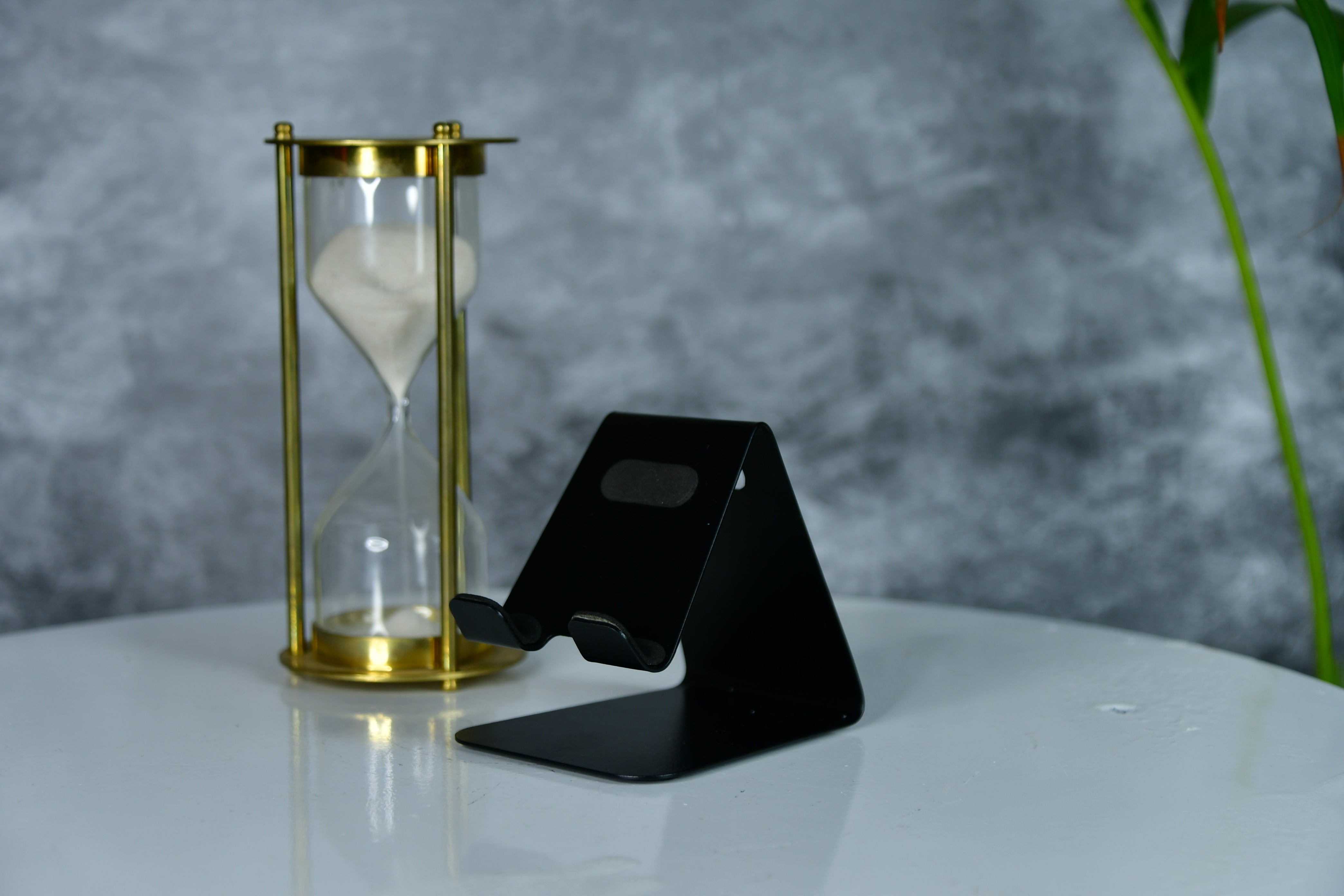 Sowpeace - Trendy Black Metal Phone Holder - Perfect Gift