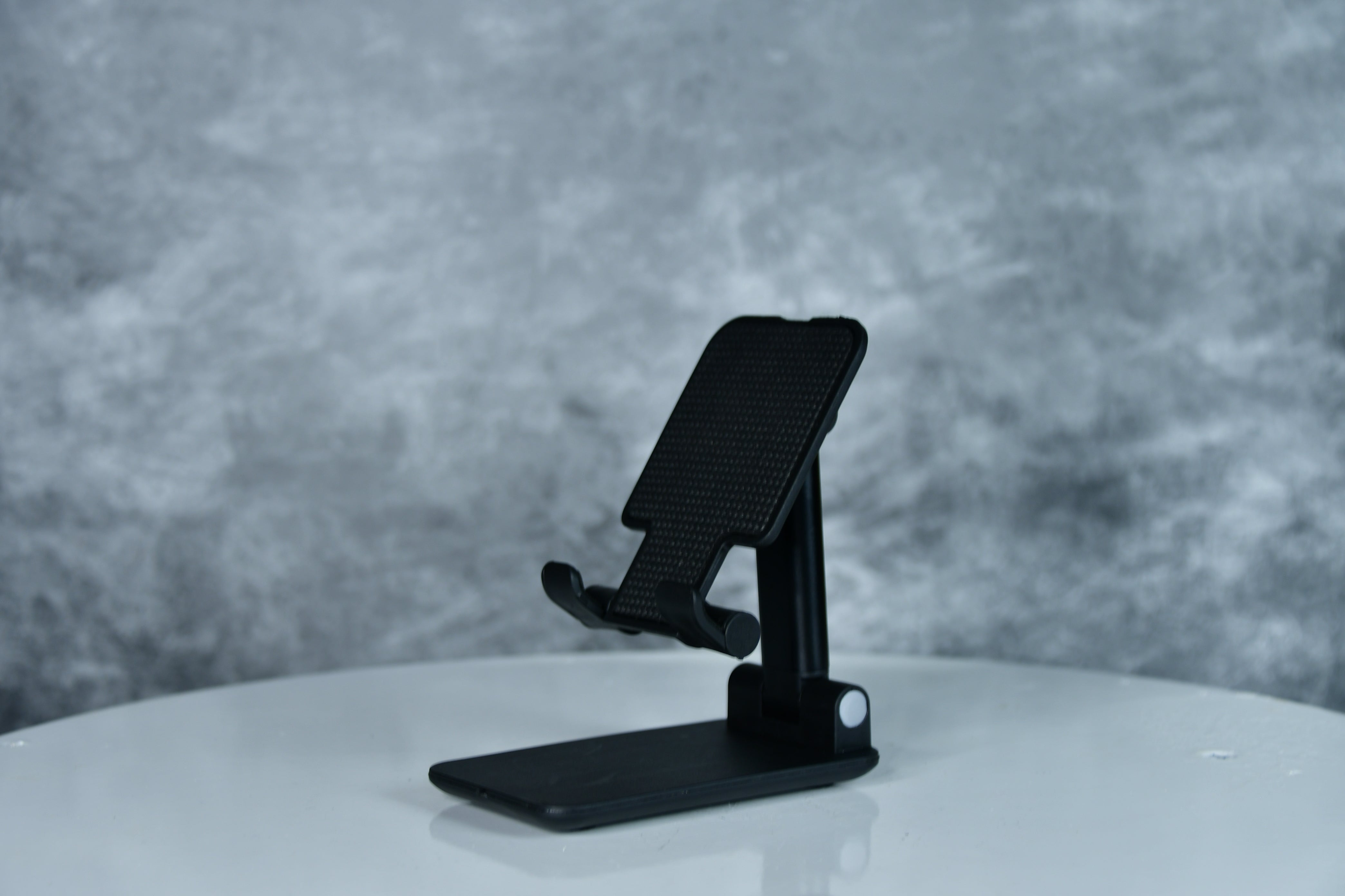 Sowpeace Stylish Adjustable Phone Holder for Modern Living