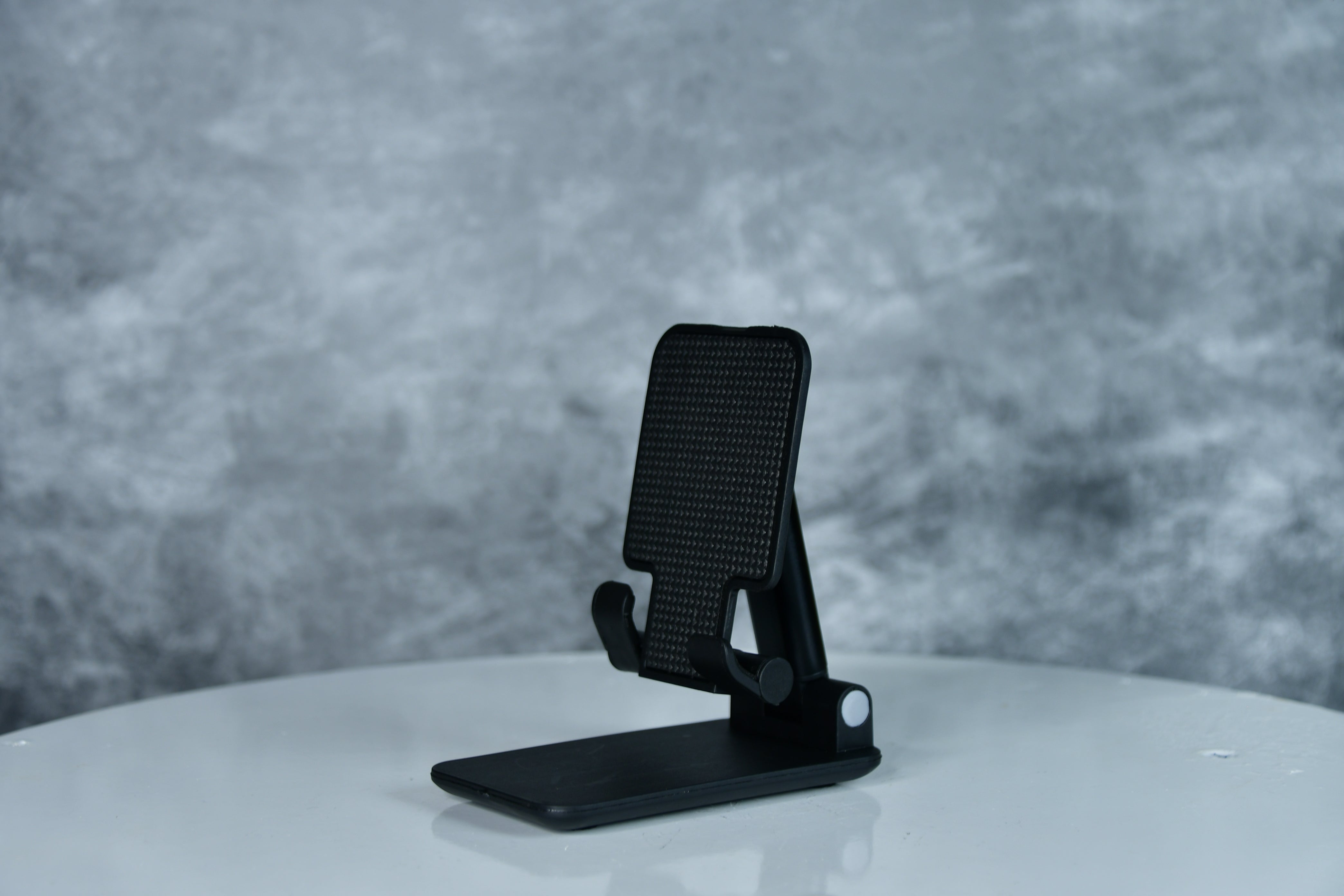 Sowpeace Stylish Adjustable Phone Holder for Modern Living