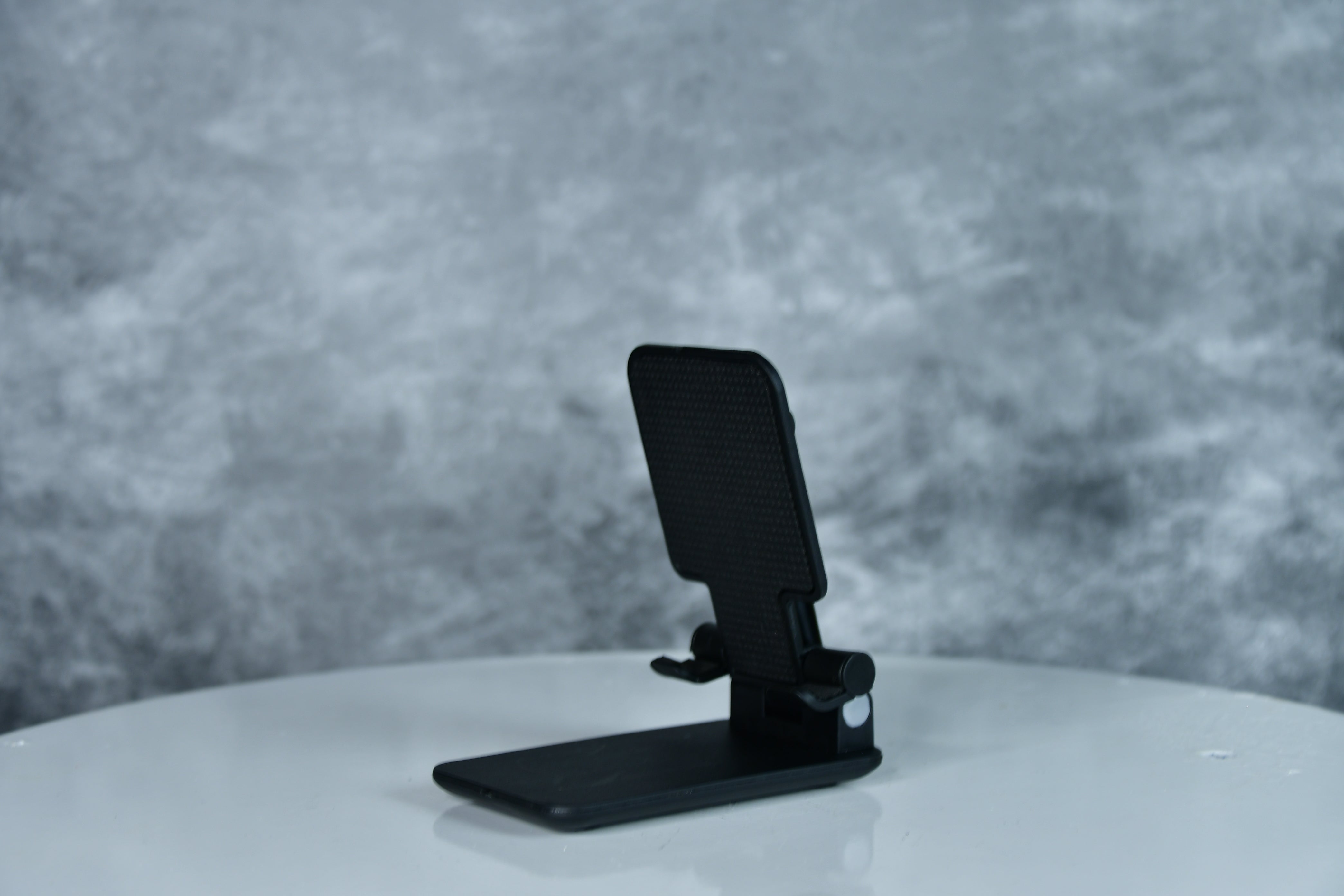 Sowpeace Stylish Adjustable Phone Holder for Modern Living