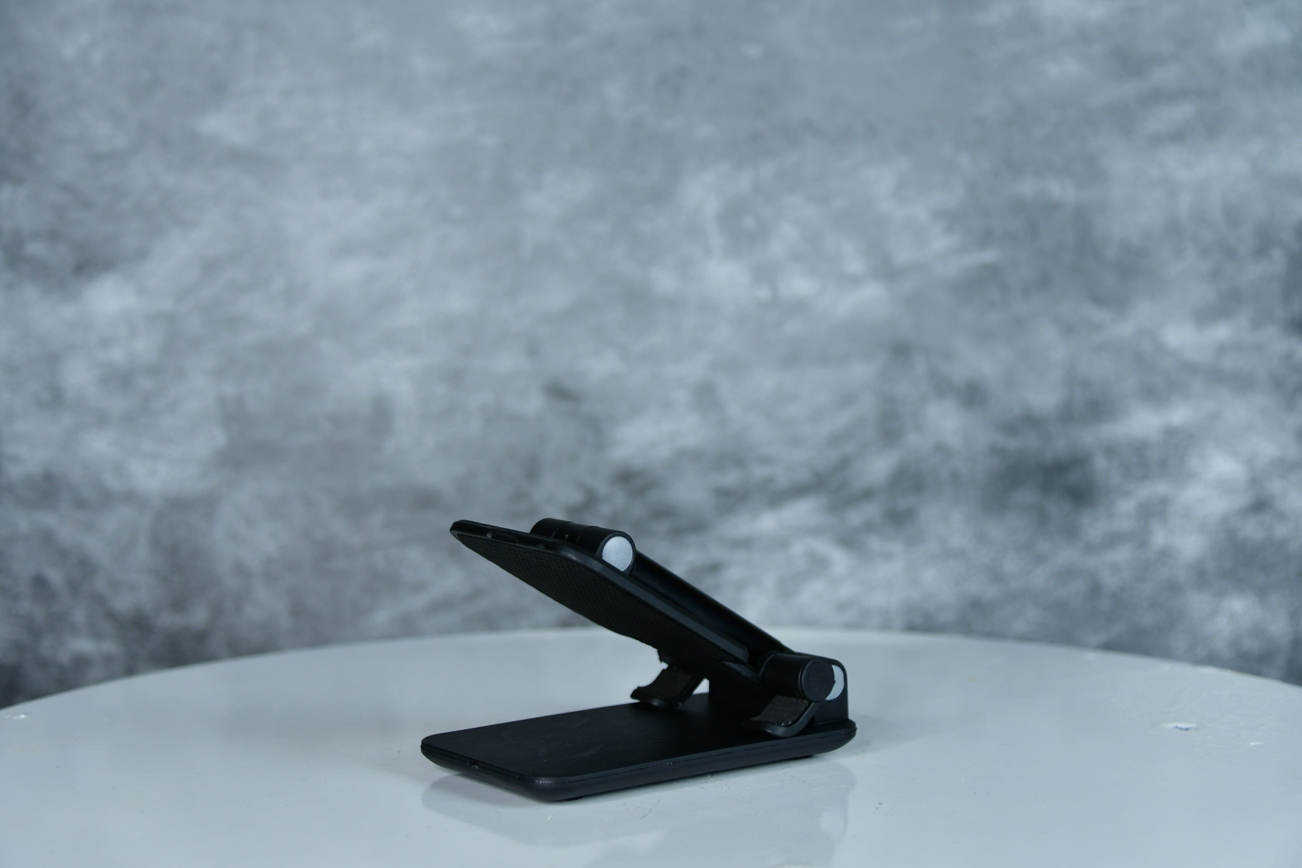 Sowpeace Stylish Adjustable Phone Holder for Modern Living
