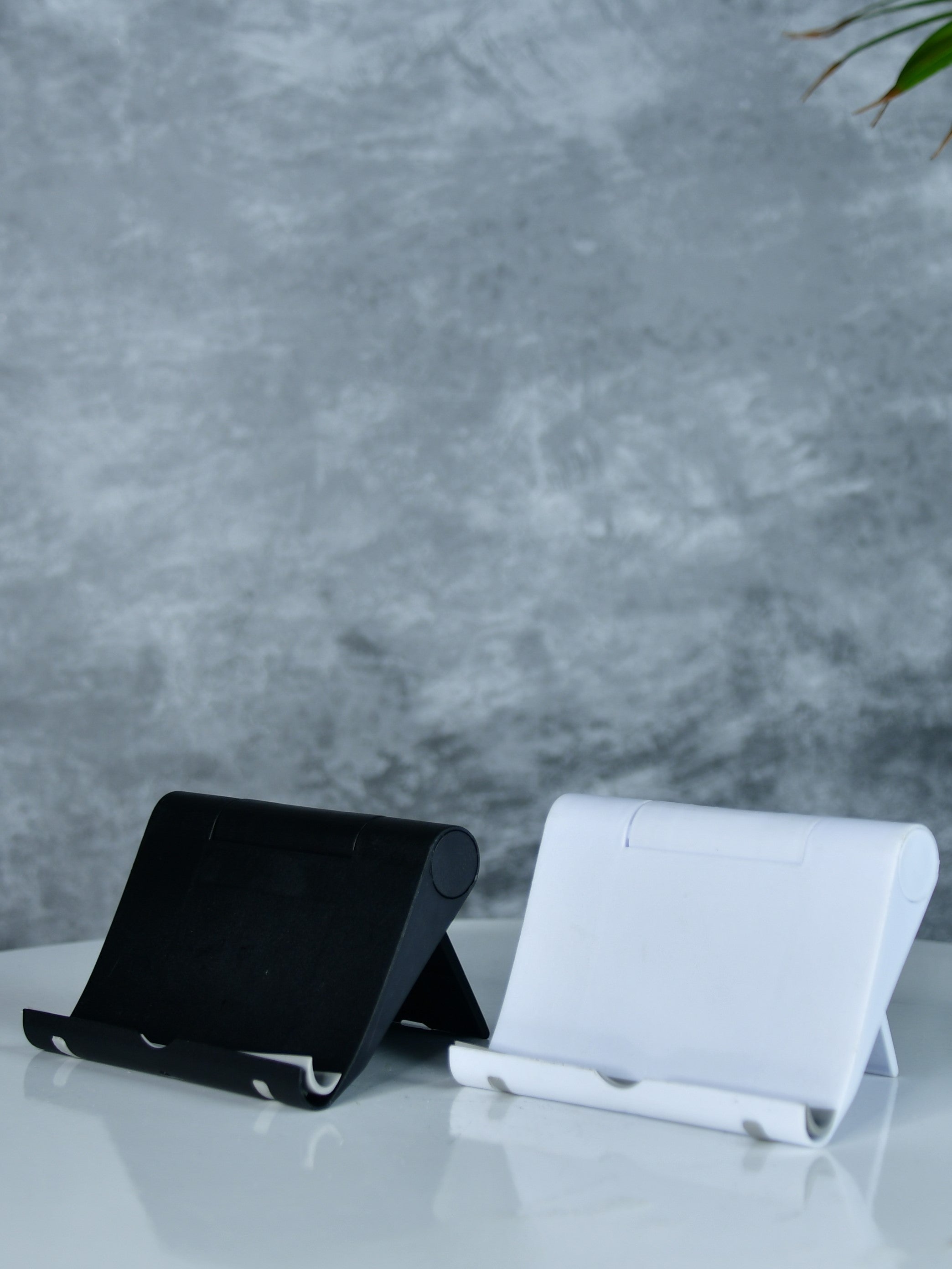 Sowpeace - Adjustable White Tablet Stand | Trendy Desk Accessory