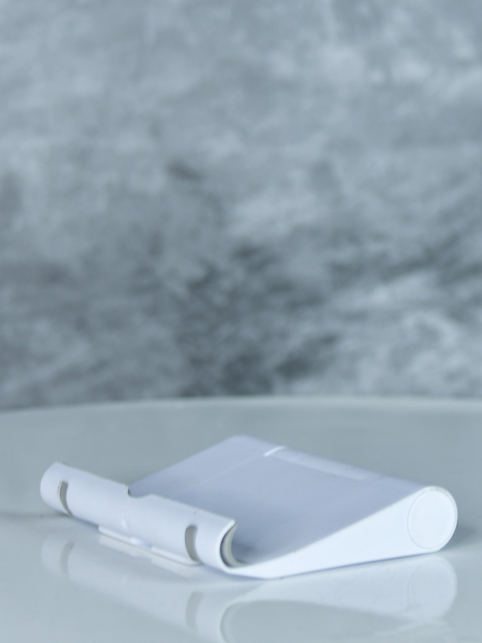 Sowpeace - Adjustable White Tablet Stand | Trendy Desk Accessory