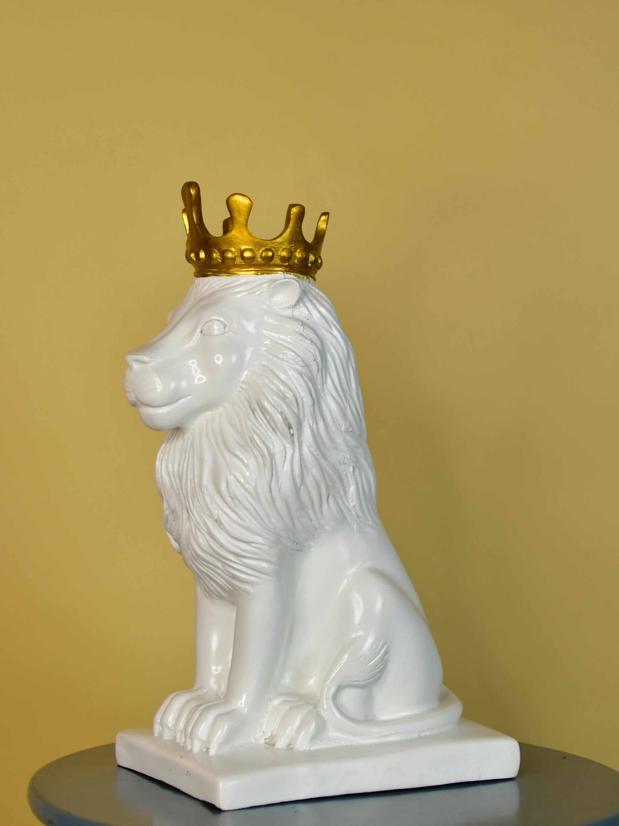 Sowpeace White Lion Showpiece