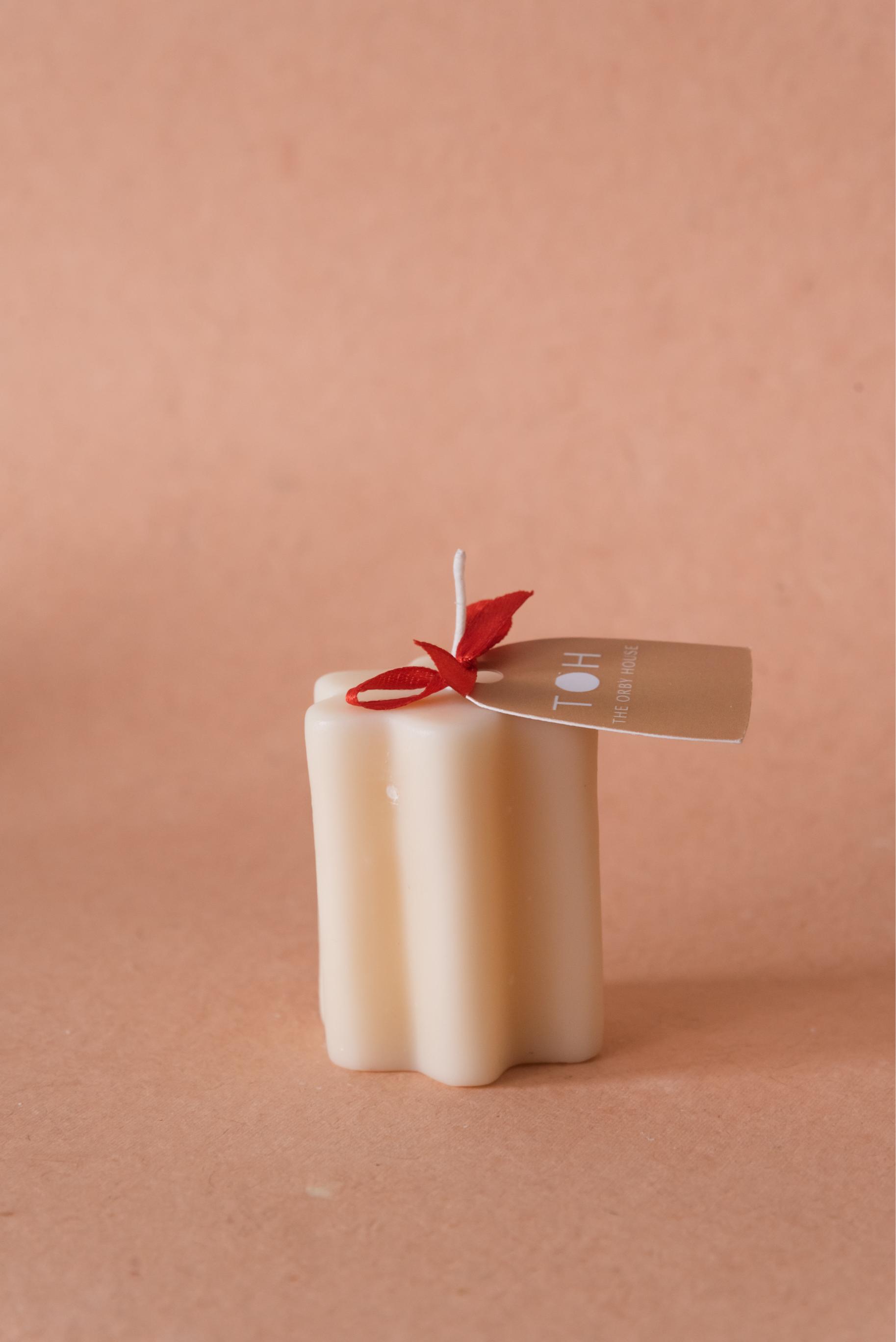 The Orby House Daisy Flower Pillar Candle: Champagne Dream