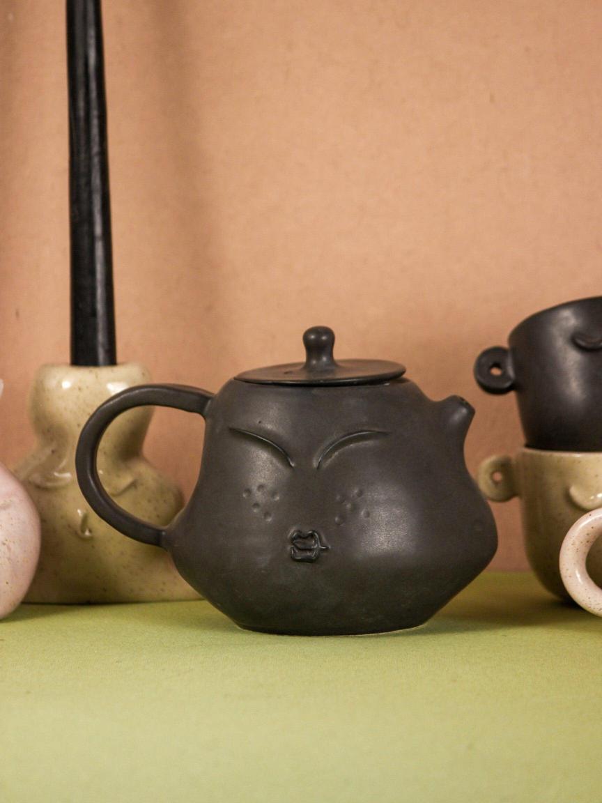The Orby House The Sage Face Black Ceramic Tea-Pot with Set of 4 Cups